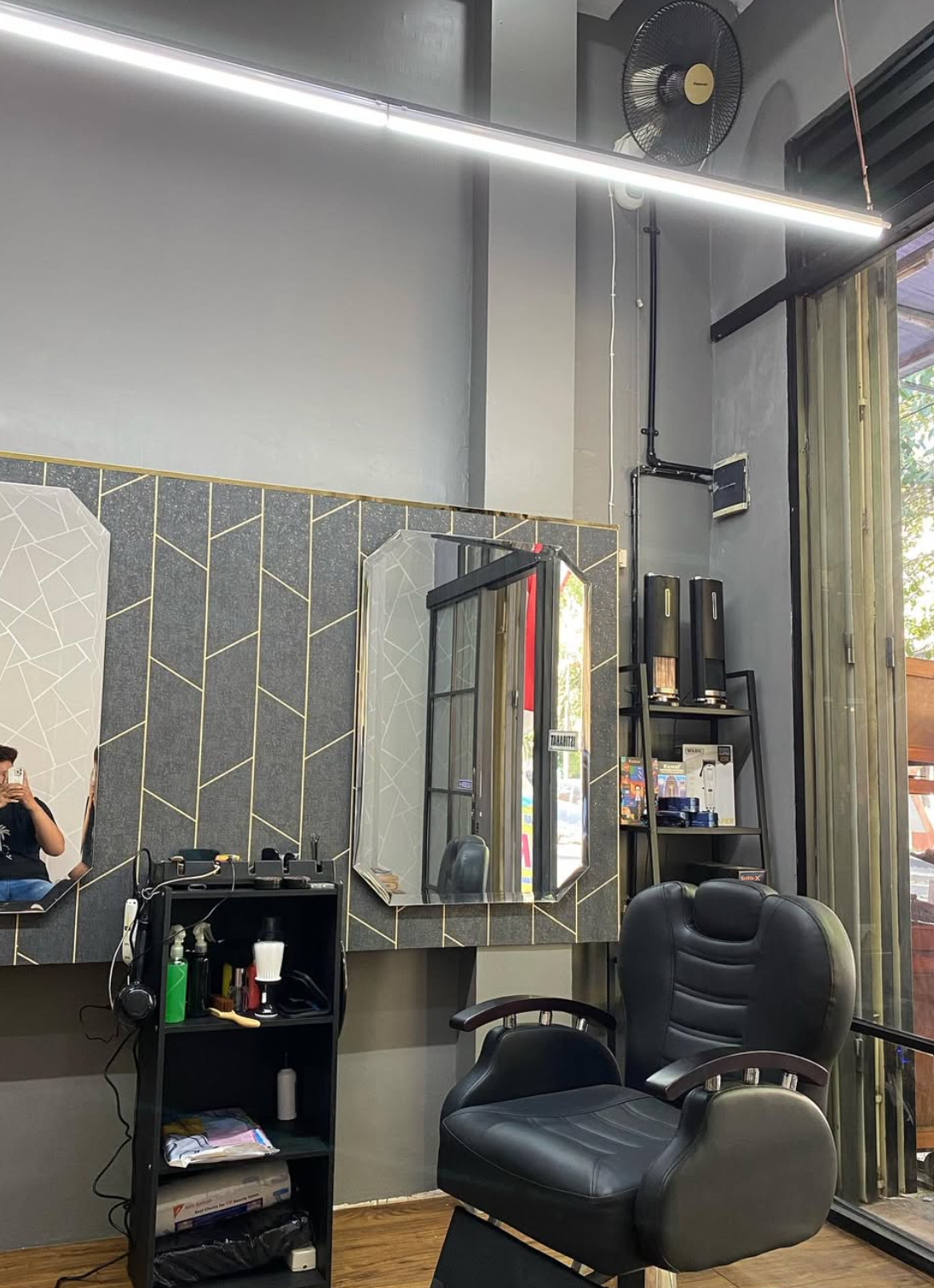 Interior Regald Barbershop: kursi barber dan dinding geometris emas