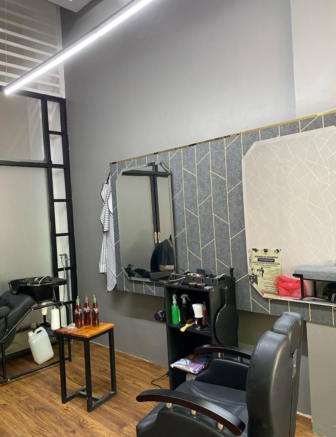 Area dalam Regald Barbershop