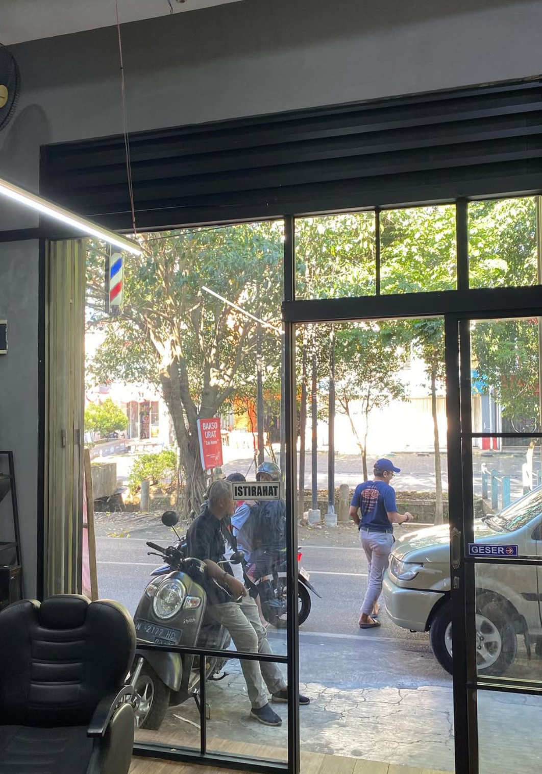 Suasana Regald Barbershop Malang