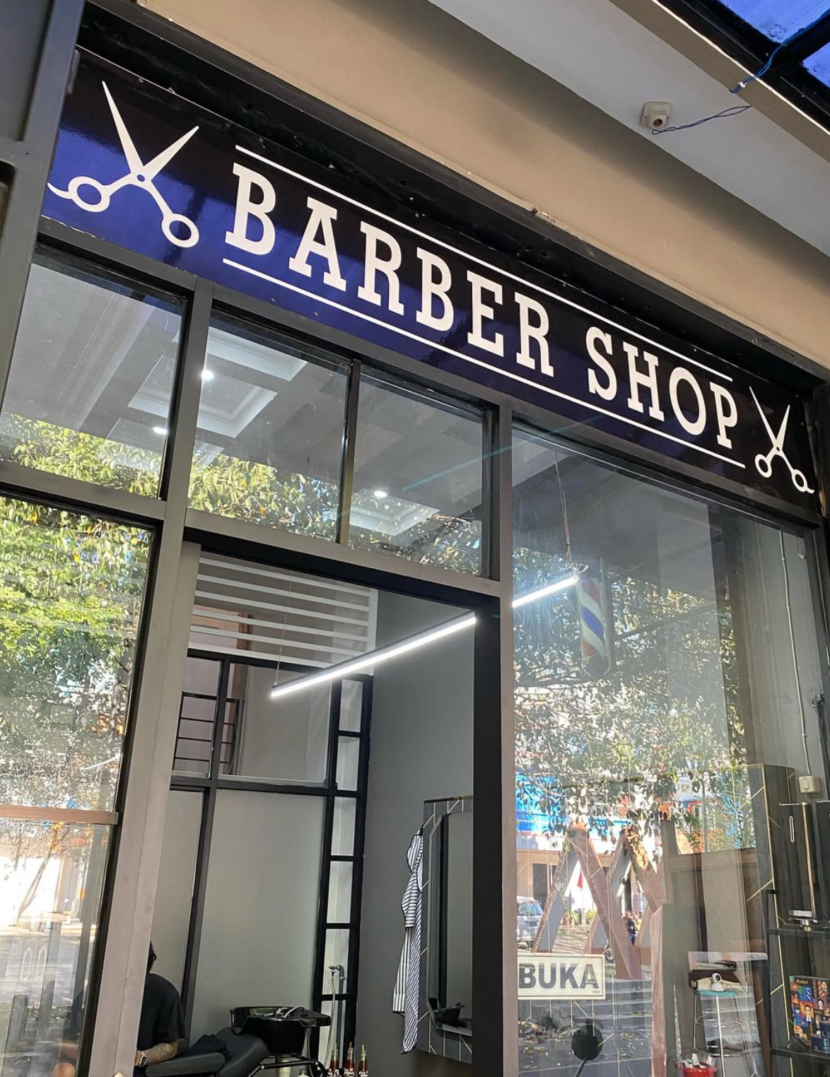 Tampak depan Regald Barbershop Malang